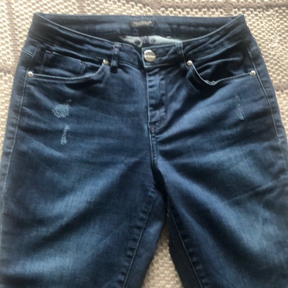 Contemporary jeans. - Picture 4 of 9